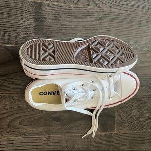 Size 6 (fit like 7 as that’s what I wear) Women’s White Converse in EUC.